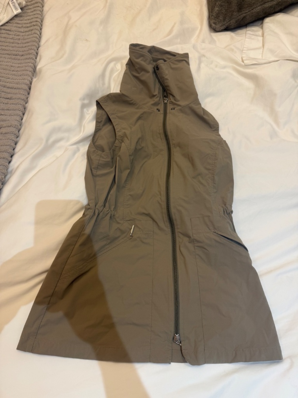 Anatomie Khaki Travel Set: Kate Skinny Cargo Pants + Delaney Travel Vest (Small) - Picture 10 of 10